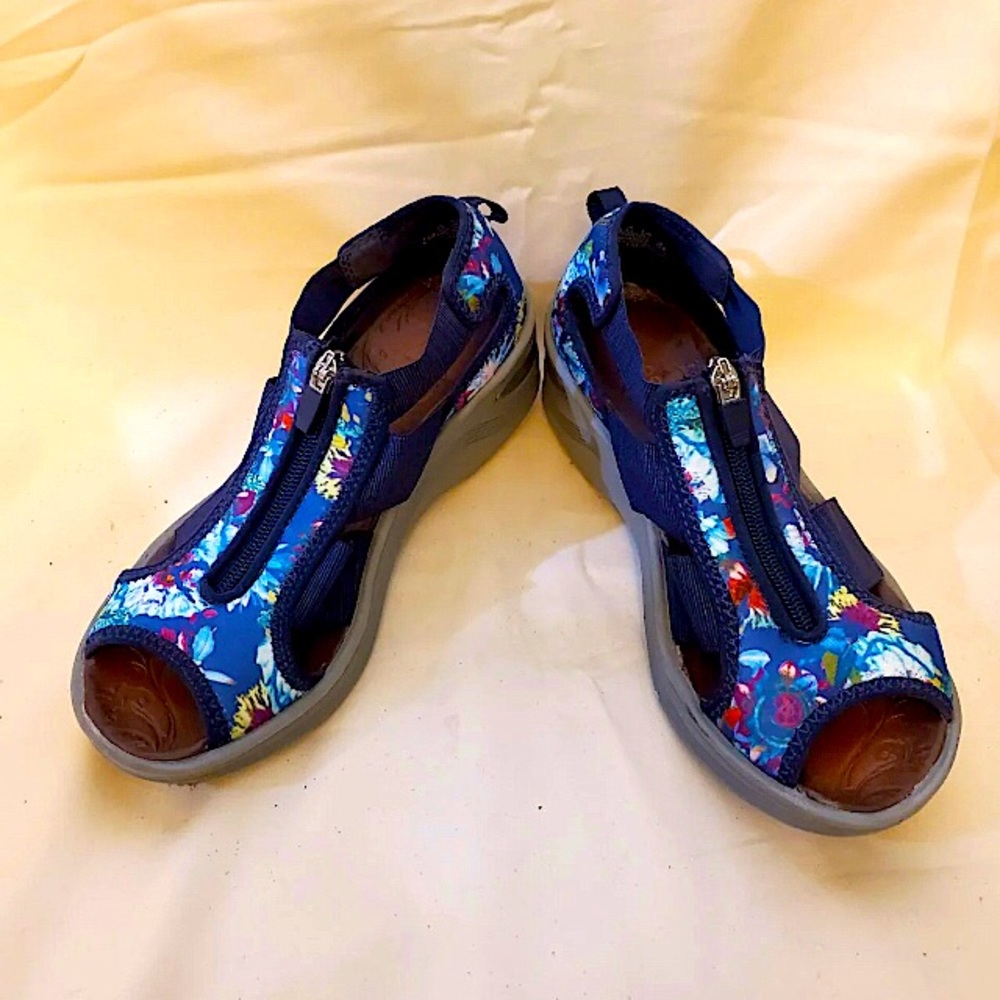 Wedge sandals by Bzees